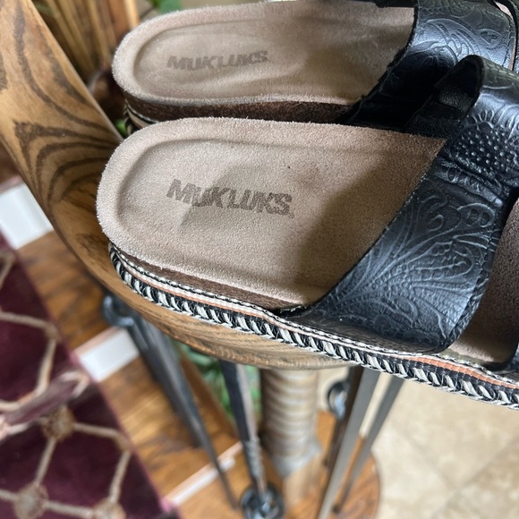 Mukluks ladies black slip on sandal platform US size 8 very good condition - Picture 5 of 8